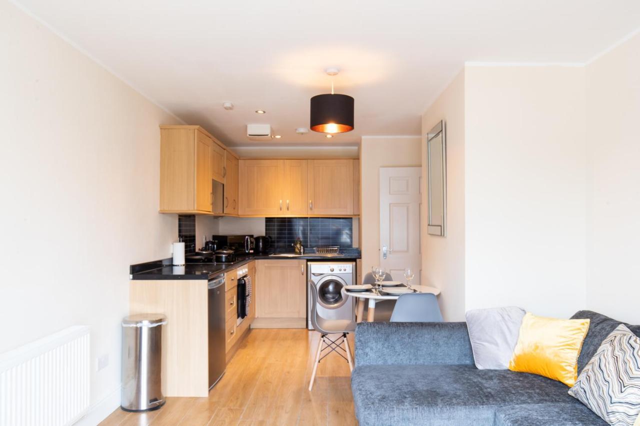 1-Bedroom Apartment With Balcony, Hoddesdon Exterior photo