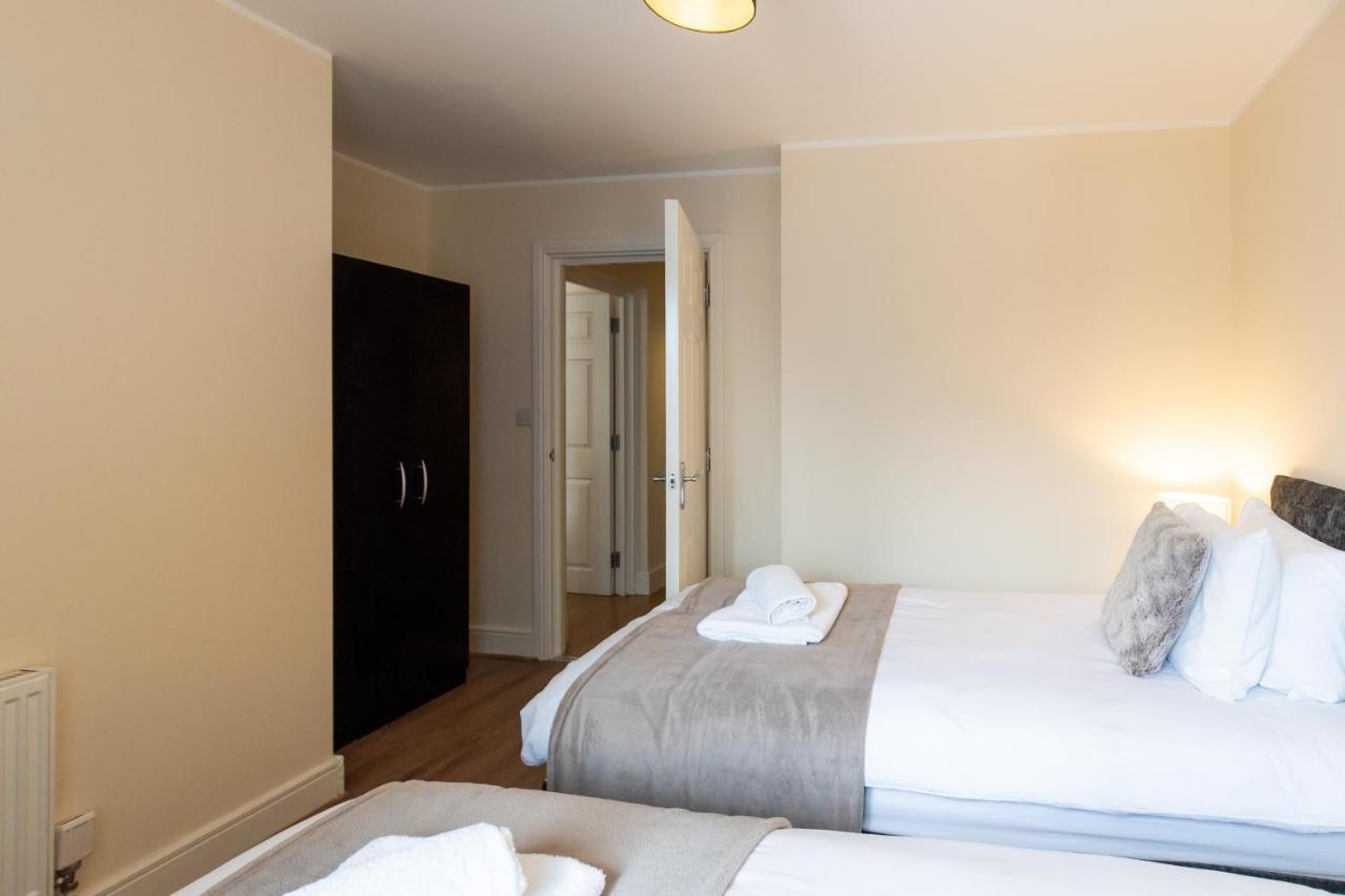 1-Bedroom Apartment With Balcony, Hoddesdon Exterior photo