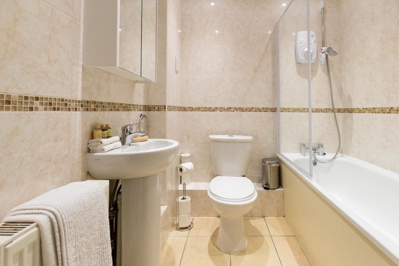 1-Bedroom Apartment With Balcony, Hoddesdon Exterior photo