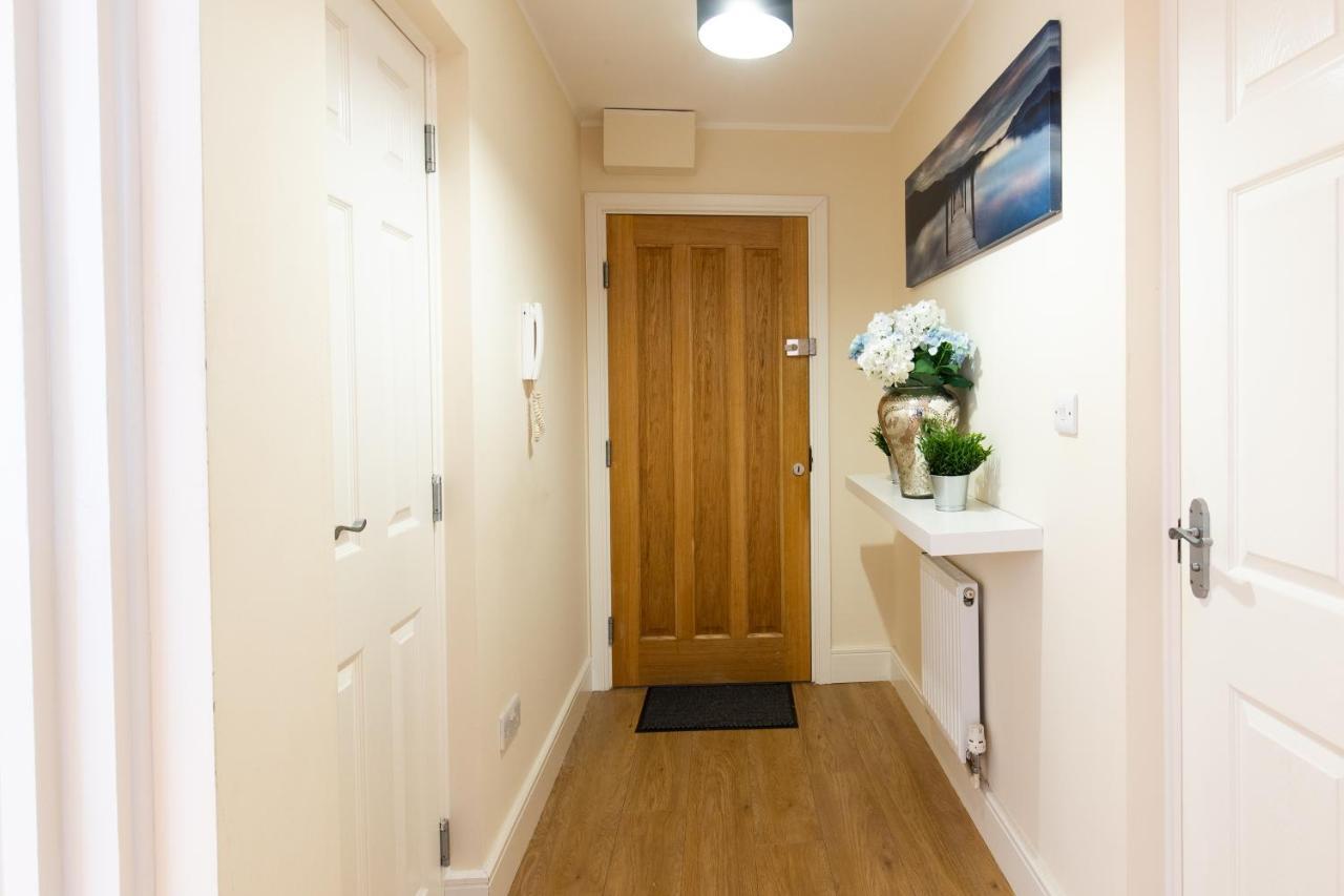 1-Bedroom Apartment With Balcony, Hoddesdon Exterior photo