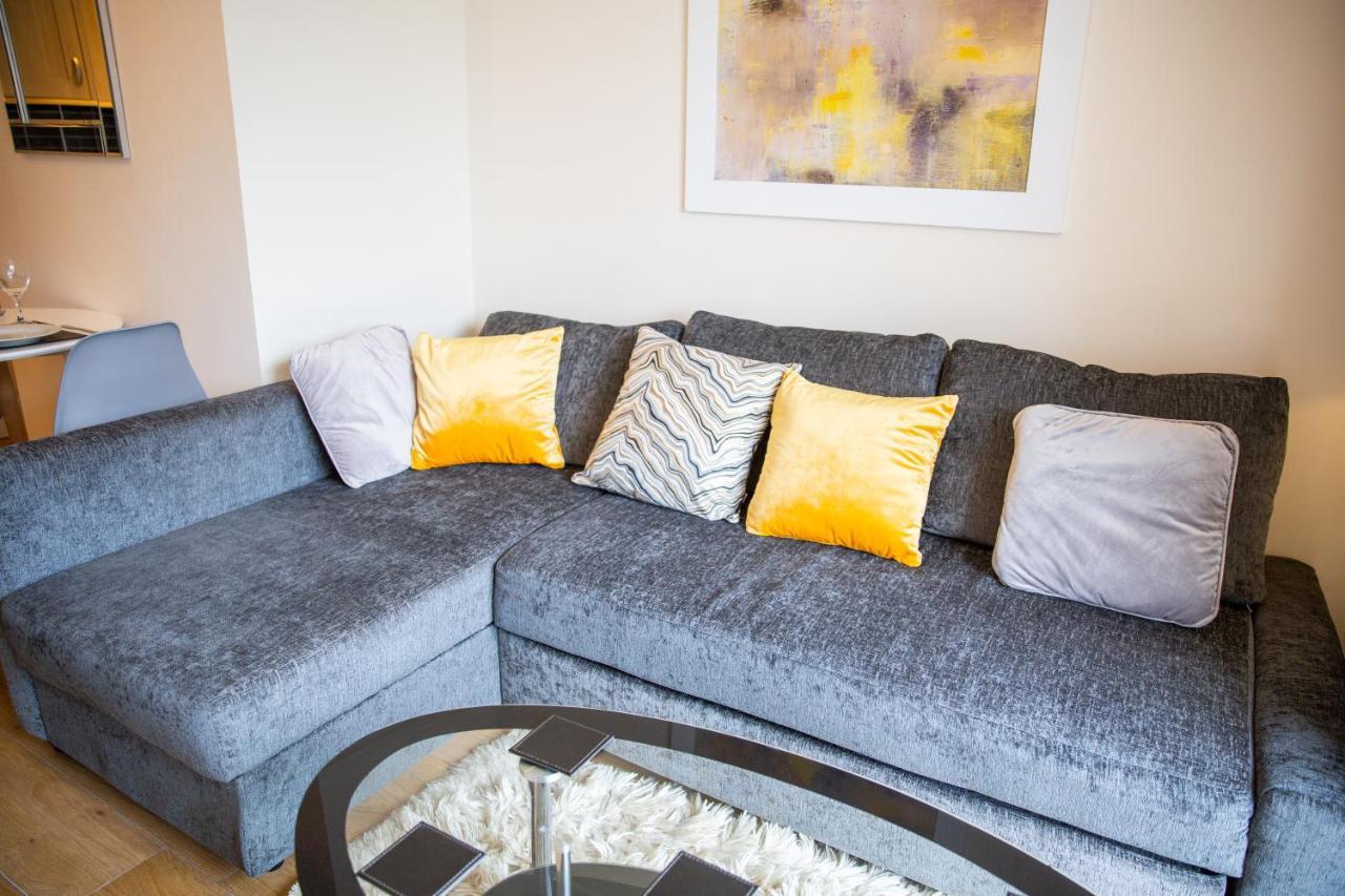 1-Bedroom Apartment With Balcony, Hoddesdon Exterior photo