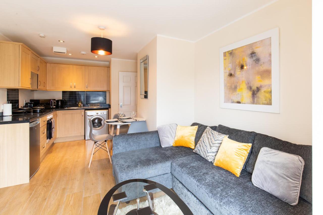 1-Bedroom Apartment With Balcony, Hoddesdon Exterior photo