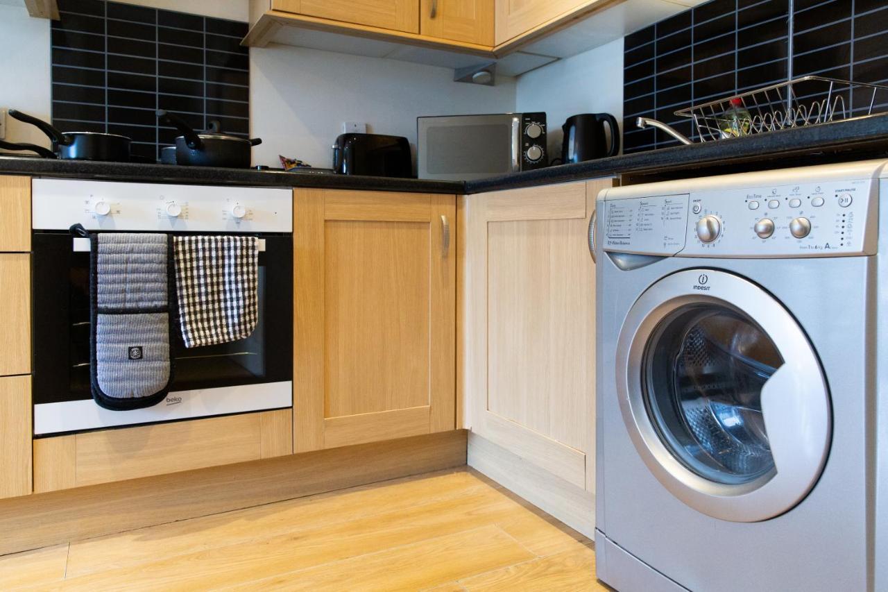 1-Bedroom Apartment With Balcony, Hoddesdon Exterior photo