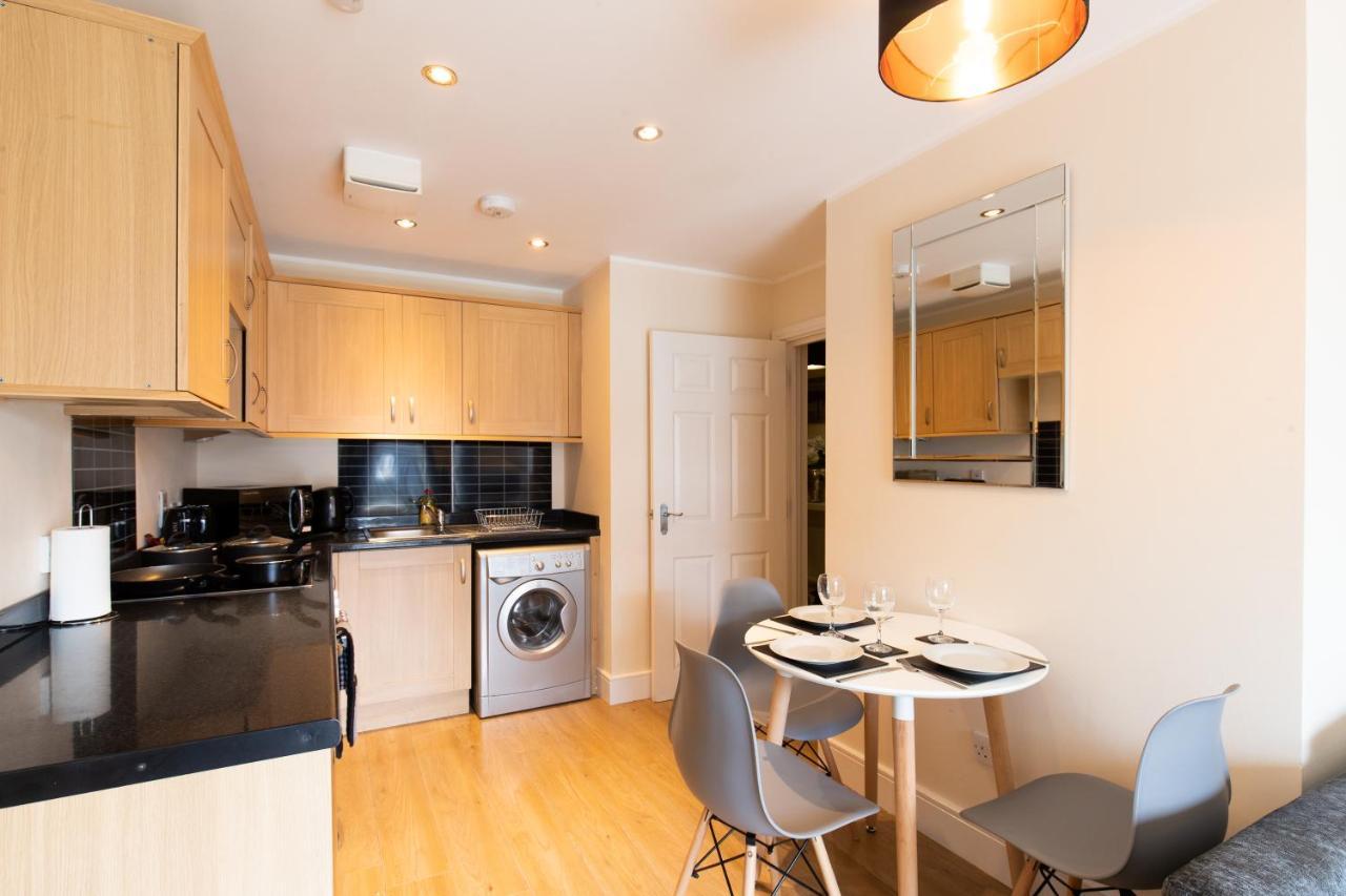 1-Bedroom Apartment With Balcony, Hoddesdon Exterior photo