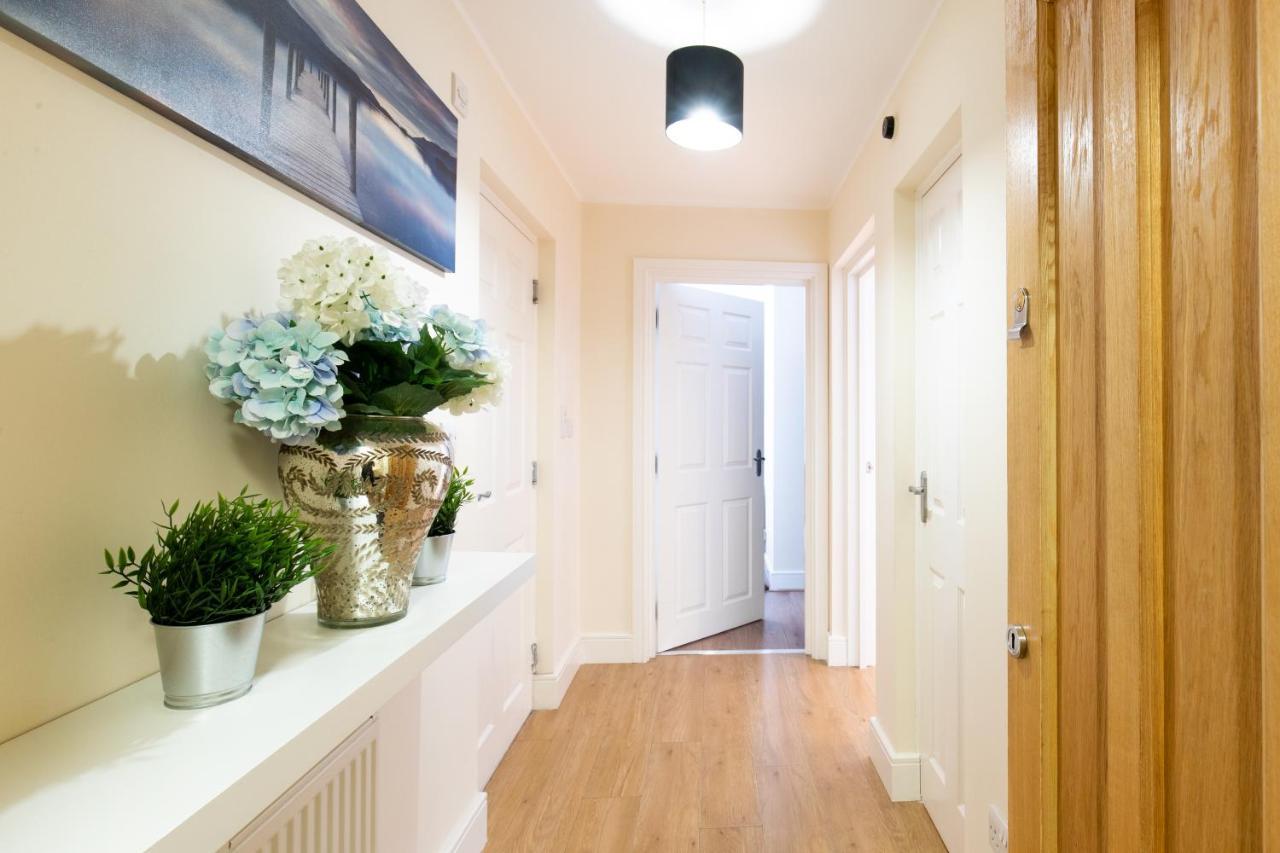 1-Bedroom Apartment With Balcony, Hoddesdon Exterior photo
